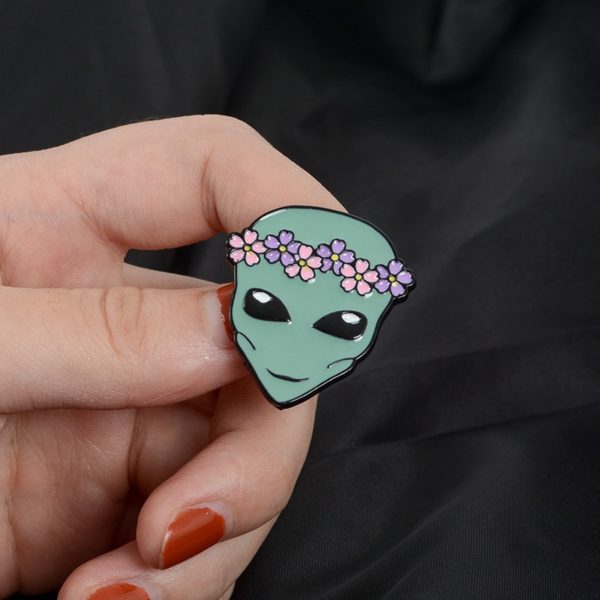 Alien-enamel-pin-Wreath-saucerman-brooch-Button-Badge-Lapel-pin-Clothes-cap-bag-Universe-explore-jewelry-3